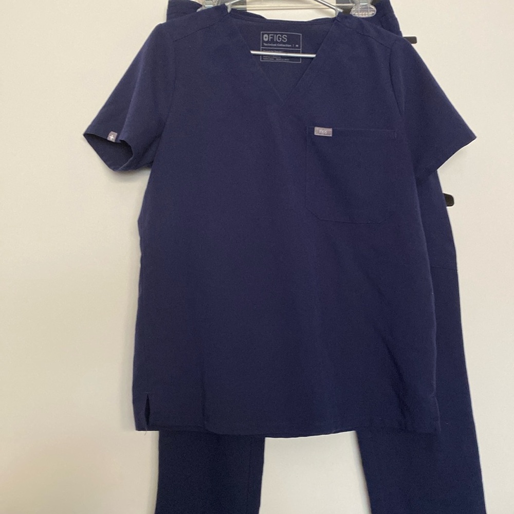 Women’s medium navy figs scrub set